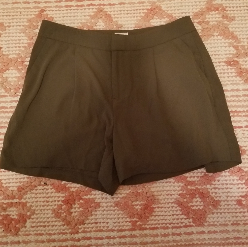 ❤NWOT olive green dress shorts